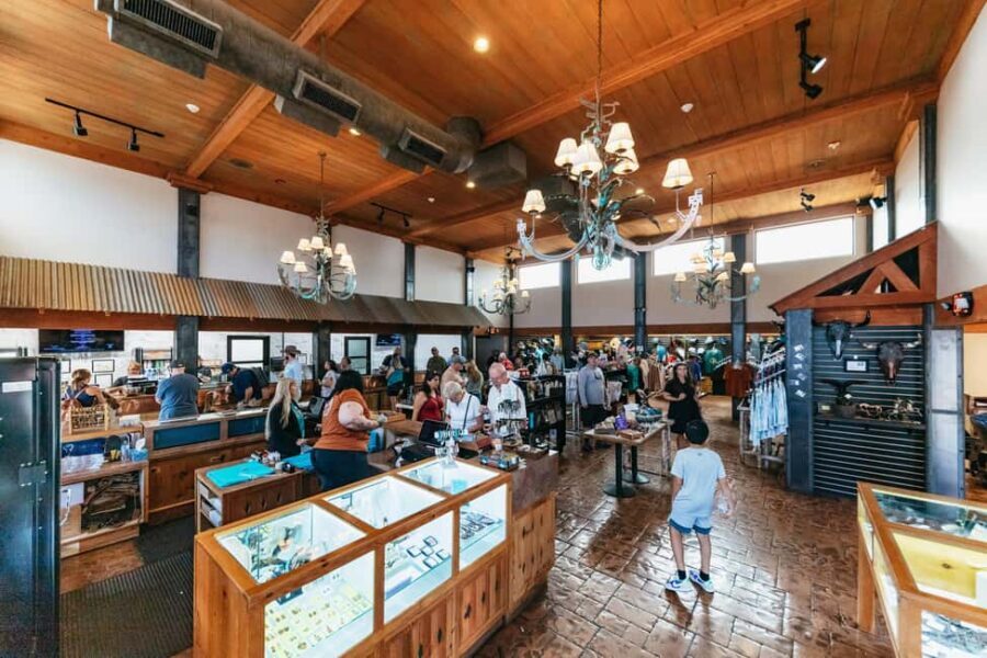 Clarkdale: Verde Canyon Railroad Train Ticket - Food and drink on board: how the champagne and snacks work in real life