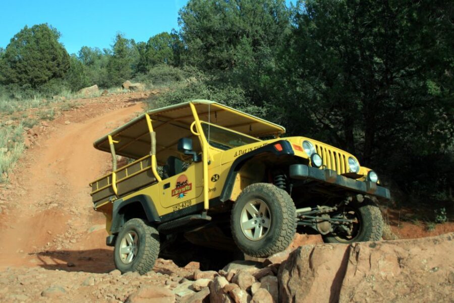 Sedona: PRIVATE Extreme Diamondback Gulch 4x4 Jeep Tour - Red Rock Range, Bear Mountain, and Doe Mesa View Moments