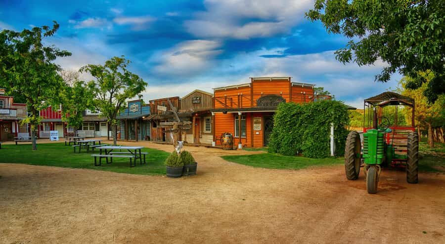 Sedona: Western Dinner Theater and Town Experience - The chuckwagon meal at 6:30: what’s served and how it fits the show